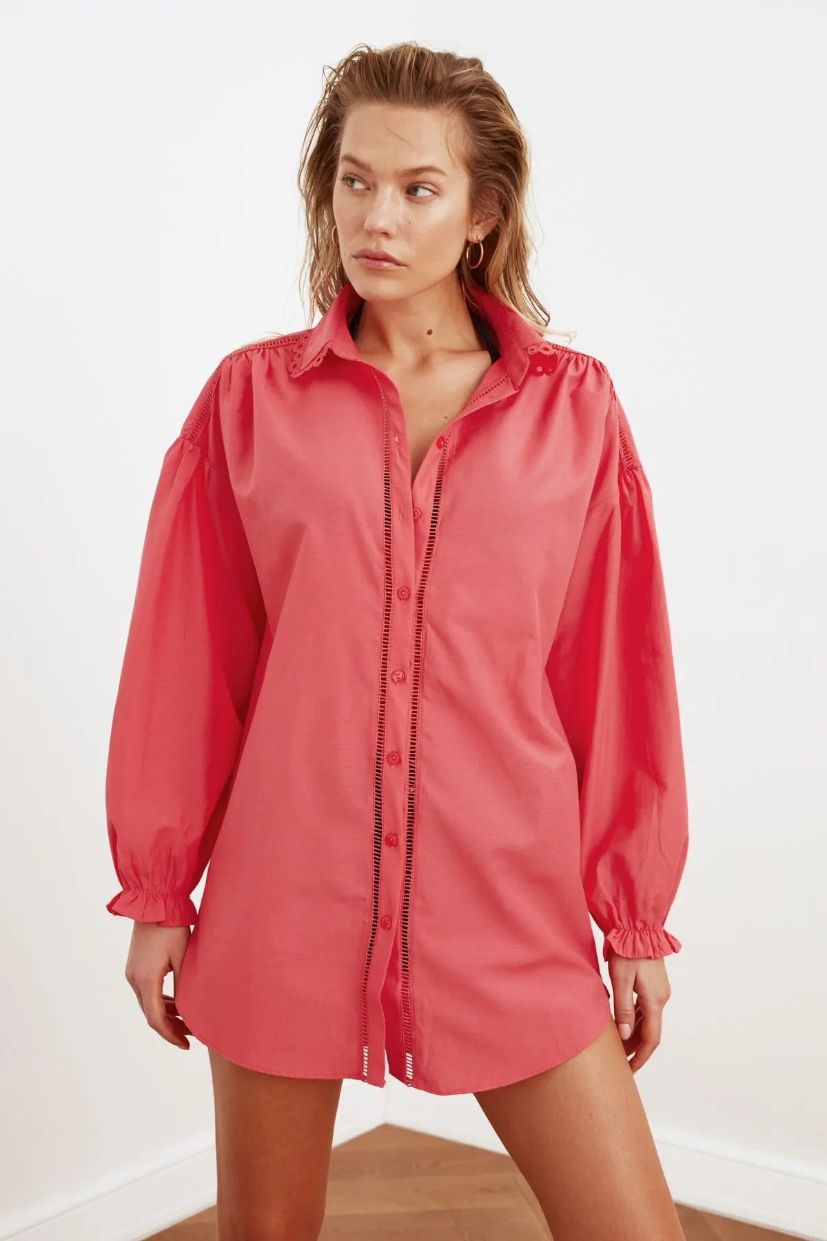 Женская рубашка с длинным рукавом
Женская рубашка с длинным рукавом