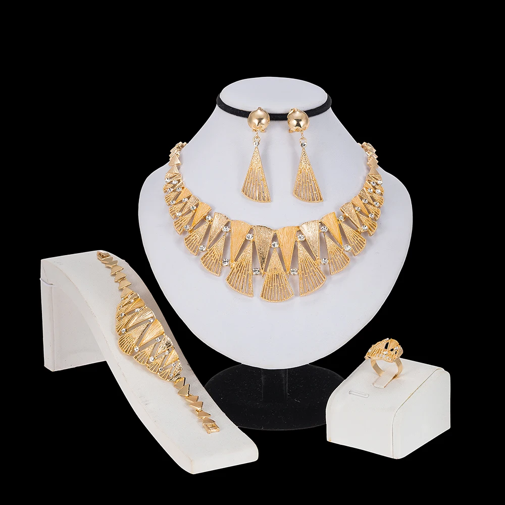 Комплект ювелирных изделий из колье и браслета, с кристаллами
Комплект ювелирных изделий из колье и браслета, с кристаллами