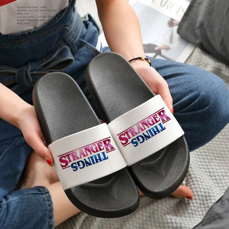 2021 Summer New Slippers STRANGER THINGS Women Pattern Slippers Outdoor Flip Flops Indoor Bedroom Home Shoes ladies
2021 Summer New Slippers STRANGER THINGS Women Pattern Slippers Outdoor Flip Flops Indoor Bedroom Home Shoes ladies