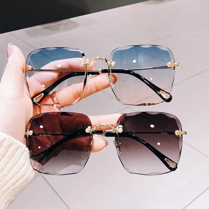 2021 Fashion Tea Gradient Oversize Rimless Square Sunglasses Women Ocean Water Cut Trimmed Lens Metal Curved Temples Glasses 
2021 Fashion Tea Gradient Oversize Rimless Square Sunglasses Women Ocean Water Cut Trimmed Lens Metal Curved Temples Glasses