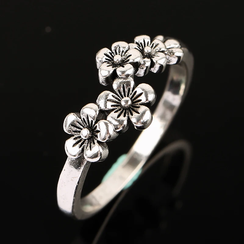 2021 trendy vintage silver Color flower Rings for Women Fashion bohemian Ring female Wedding Engagement Party Jewelry Accessory
2021 trendy vintage silver Color flower Rings for Women Fashion bohemian Ring female Wedding Engagement Party Jewelry Accessory