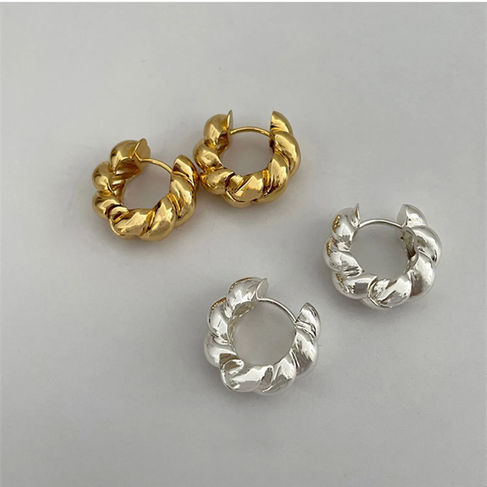 2022 New Simple Geometric Twist Metal Ear Buckle Retro Distortion Hoop Earring for Women Girl Accessories Party Ear Jewelry
2022 New Simple Geometric Twist Metal Ear Buckle Retro Distortion Hoop Earring for Women Girl Accessories Party Ear Jewelry