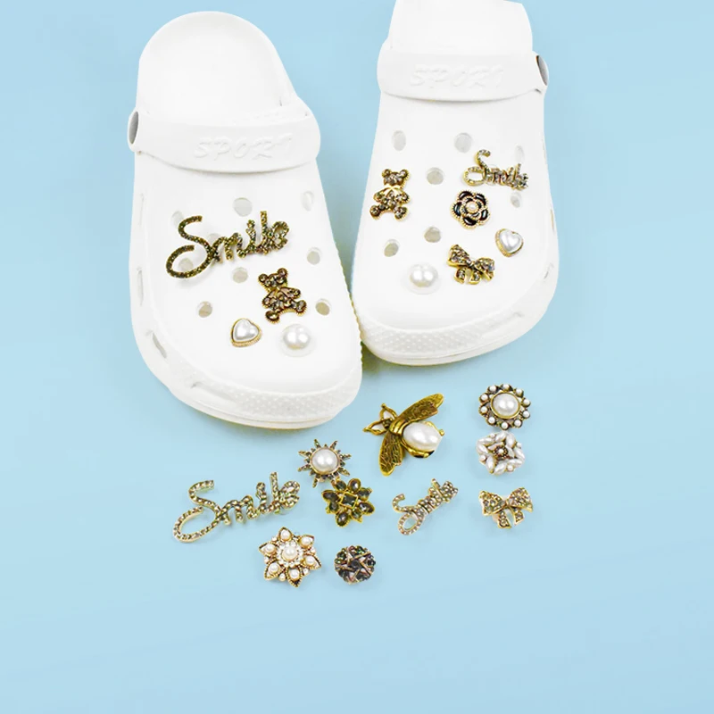 1 Set Jibz Croc Charms Shoe Charms Cute Luxury Metal Bear Pearl Bow Retro Series Shoes Accessories For Kids Women Girls Gifts
1 Set Jibz Croc Charms Shoe Charms Cute Luxury Metal Bear Pearl Bow Retro Series Shoes Accessories For Kids Women Girls Gifts