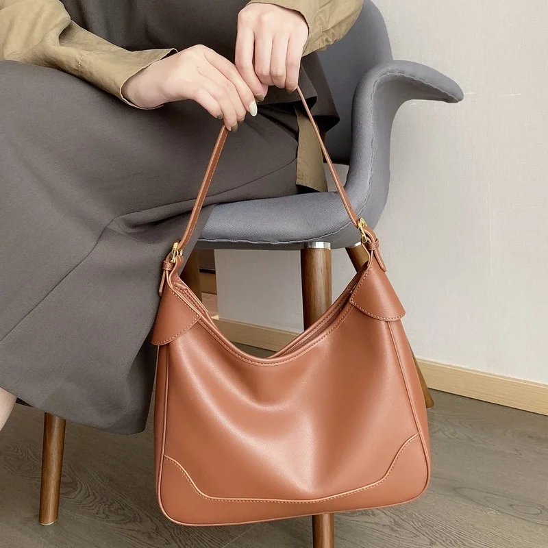 Medieval leather underarm bag 2021 New Retro single shoulder cross carry bag French stick bag women's leather bag
Medieval leather underarm bag 2021 New Retro single shoulder cross carry bag French stick bag women's leather bag