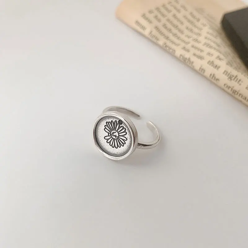 MEYRROYU 925 Sterling Silver Japanese and Korean Daisy Round Open Ring Ladies New Simple Fashion Jewelry Gift Wholesale
MEYRROYU 925 Sterling Silver Japanese and Korean Daisy Round Open Ring Ladies New Simple Fashion Jewelry Gift Wholesale