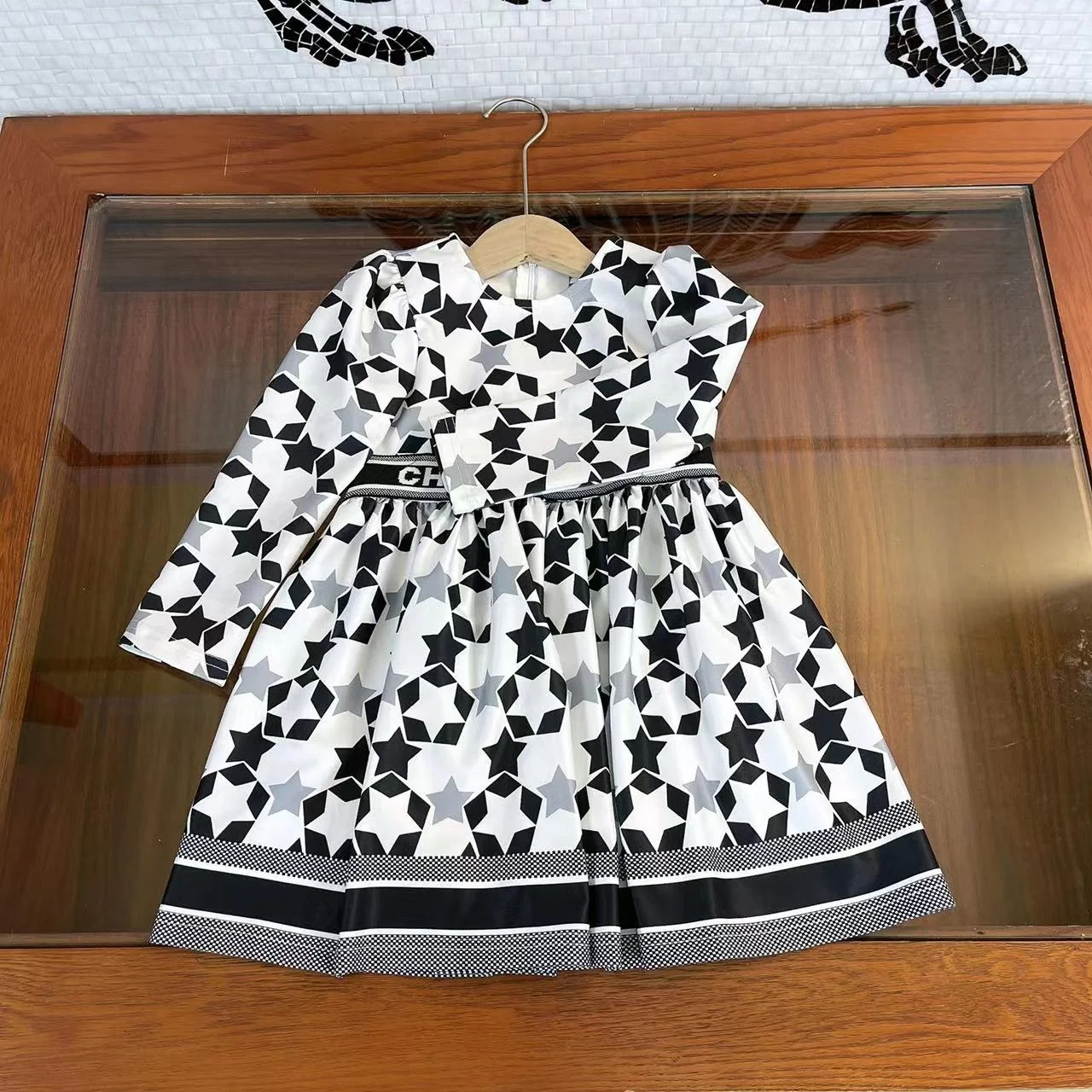 customized High-end 2021 early autumn girls fashion European and American style round neck five-pointed star print dress, sweet
customized High-end 2021 early autumn girls fashion European and American style round neck five-pointed star print dress, sweet