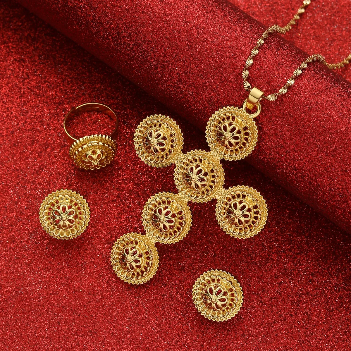 Комплект женских ювелирных изделий из кольца и серёг
Комплект женских ювелирных изделий из кольца и серёг