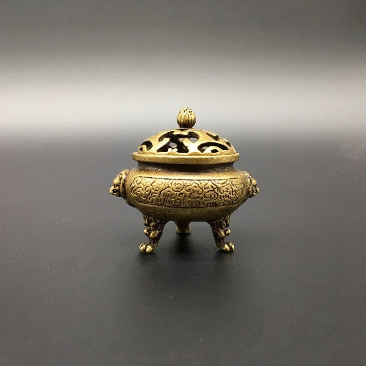 Collection Chinese Brass Carved Hollow Out Carved Flowers Lion Head Incense Burner Three Foot Censer Exquisite Small Statues 
Collection Chinese Brass Carved Hollow Out Carved Flowers Lion Head Incense Burner Three Foot Censer Exquisite Small Statues