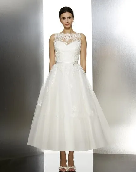tea length tulle ball gown V-back Delicate lace appliques beaded ribbon tie-back sash Button wedding gown bridal dress 2016
tea length tulle ball gown V-back Delicate lace appliques beaded ribbon tie-back sash Button wedding gown bridal dress 2016