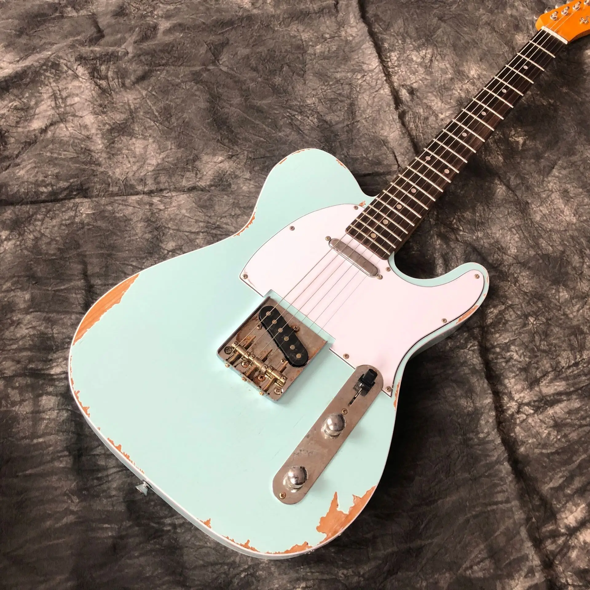 Custom shop.blue color Relics Electric Guitar, rosewood fingerboard.Relics by hands guitarra.high quality pickups.real photos
Custom shop.blue color Relics Electric Guitar, rosewood fingerboard.Relics by hands guitarra.high quality pickups.real photos