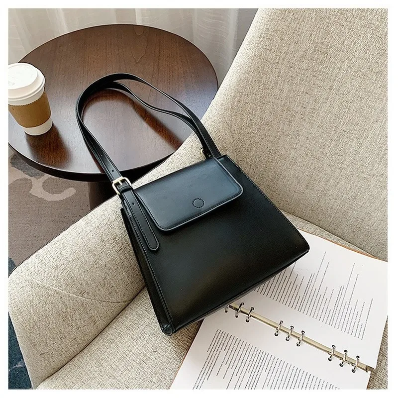 2021 New Brand Designer Handbag Small Fresh Korean Version High Quality Messenger Bag Fashion Ladies One-shoulder Bucket Bag
2021 New Brand Designer Handbag Small Fresh Korean Version High Quality Messenger Bag Fashion Ladies One-shoulder Bucket Bag