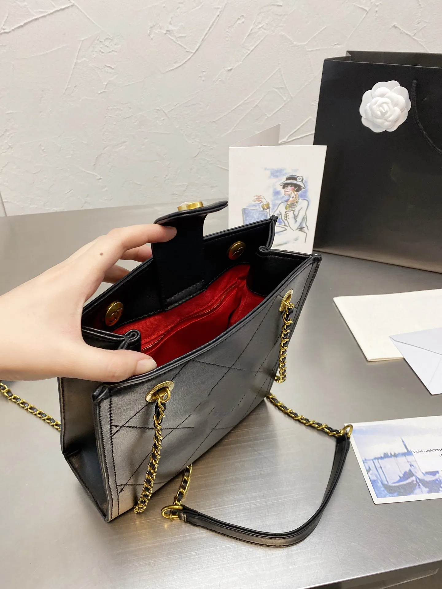 2021 VIP Осенняя новая сумка, сумка-тоут, сумка для покупок, большая сумка на плечо, Сумка с цепочкой со стразами 
2021 VIP Осенняя новая сумка, сумка-тоут, сумка для покупок, большая сумка на плечо, Сумка с цепочкой со стразами