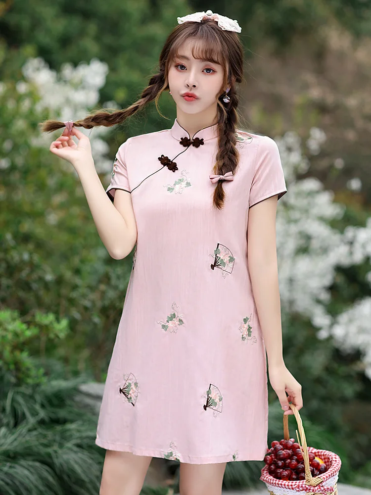 

Ципао женское с цветочной вышивкой, модный Улучшенный розовый пикантный Китайский традиционный современный халат с коротким рукавом, на ле...