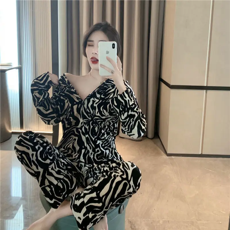 Autumn and Winter Ladies Long-sleeved Gold Velvet Pajamas for Women Zebra Print Home Service Suit Pajama Set Pjs Women
Autumn and Winter Ladies Long-sleeved Gold Velvet Pajamas for Women Zebra Print Home Service Suit Pajama Set Pjs Women
