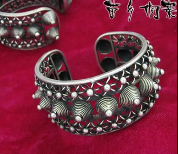 

Miaoxiang Village, Guizhou Minority Style Handmade Miao Silver Bracelet-- Personalized Rivet Bracelet