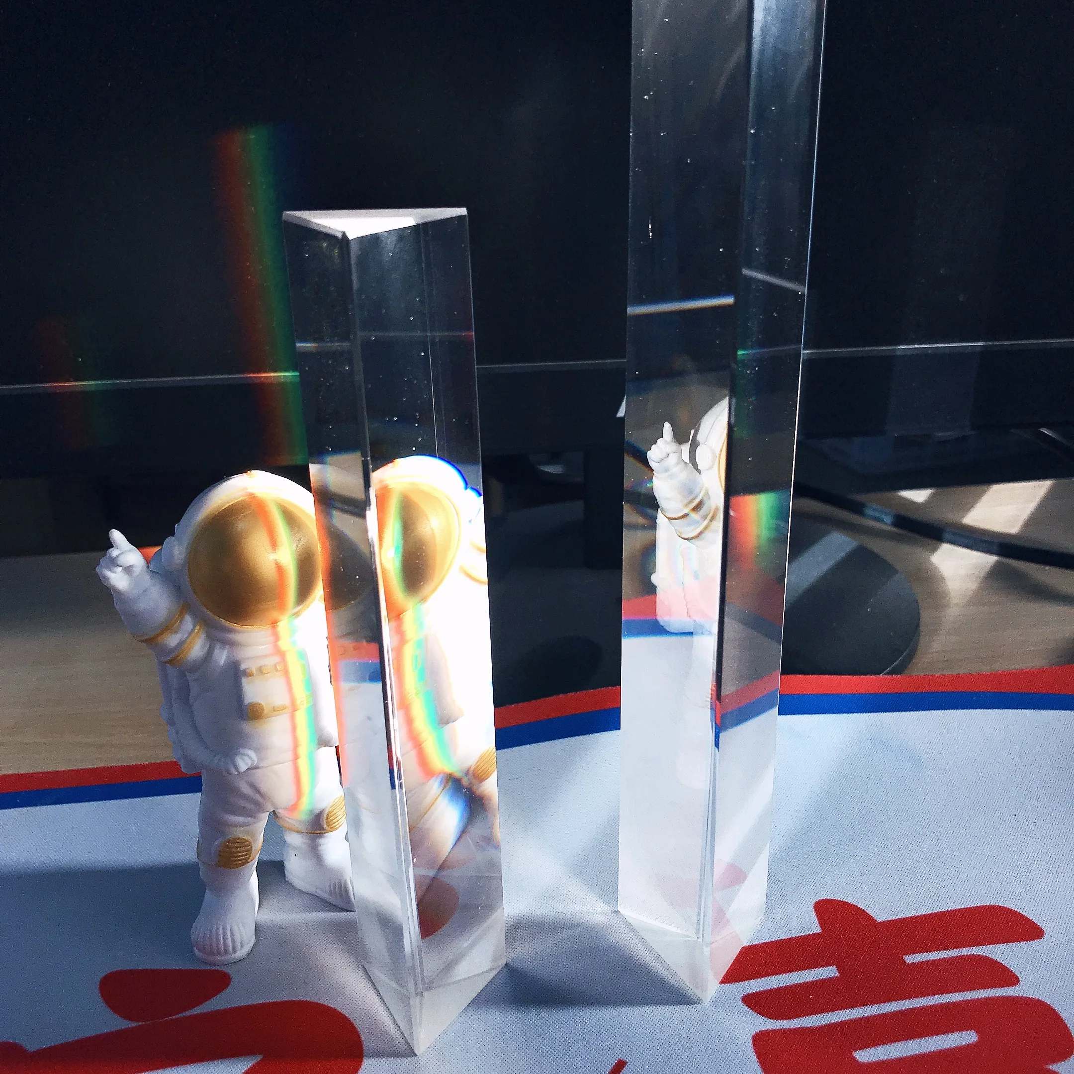 25*25*80MM Triangular Prism Rainbow Prisma Crystal Glass Photographic Prisme Color Prisms Physics Children's Light Experiment
25*25*80MM Triangular Prism Rainbow Prisma Crystal Glass Photographic Prisme Color Prisms Physics Children's Light Experiment