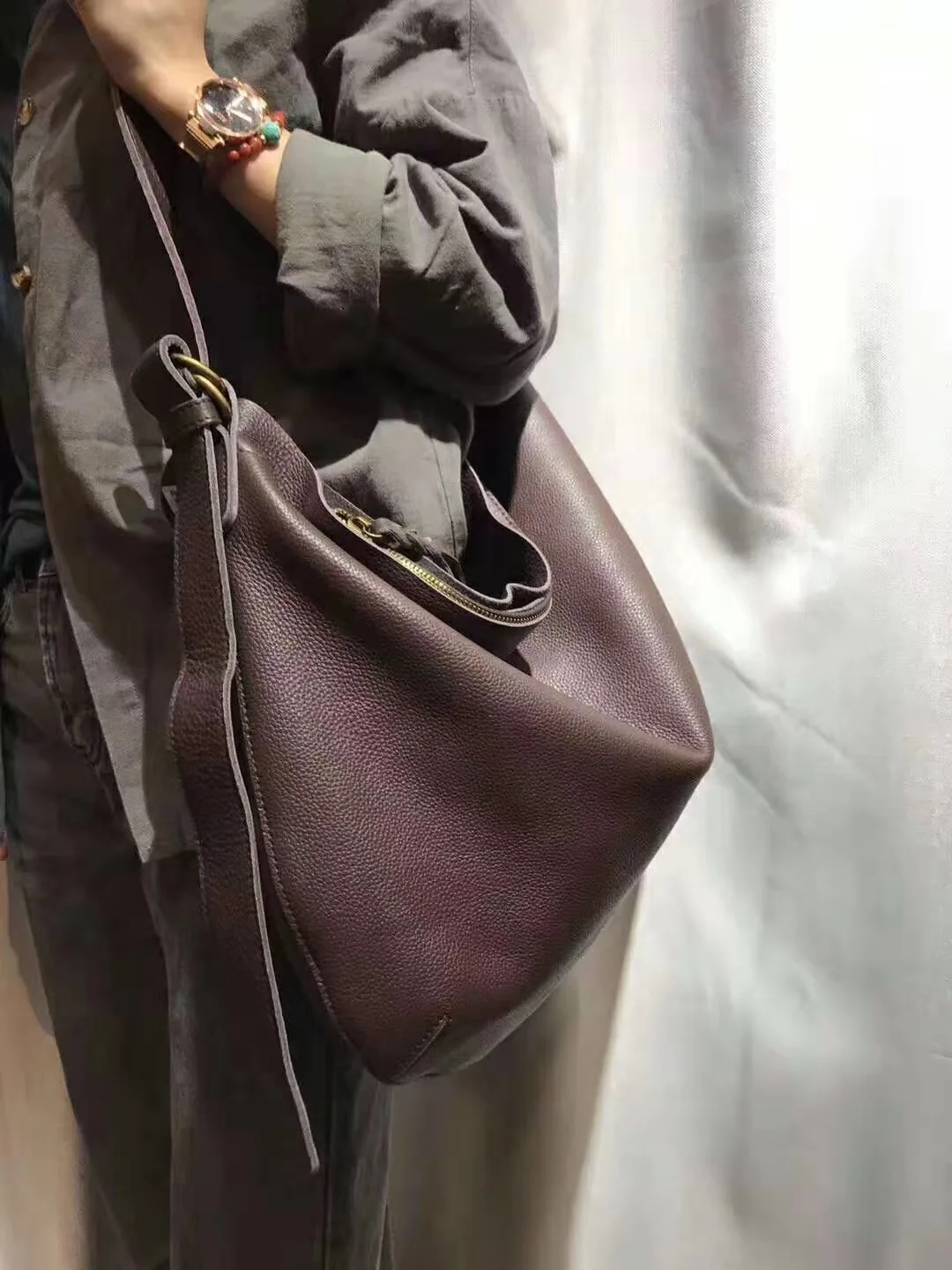 Ladies Genuine Leather First Layer Cowhide Bag New Retro Art Personality Large Capacity Soft leather Shoulder Bag Messenger Bag
Ladies Genuine Leather First Layer Cowhide Bag New Retro Art Personality Large Capacity Soft leather Shoulder Bag Messenger Bag