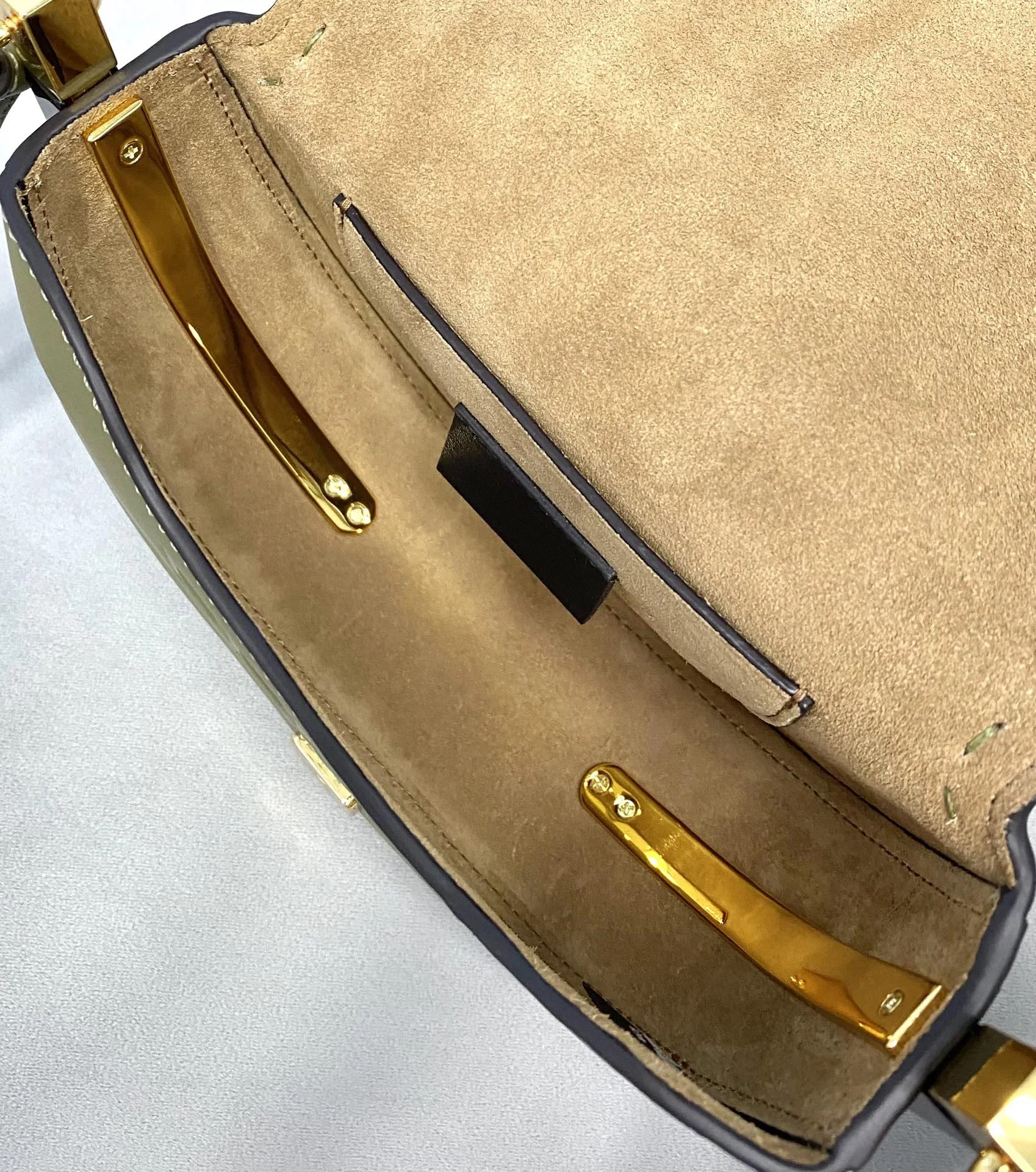 2021 Luxury Brand, Double F, High Quality Leather Saddle Bag, Spring And Summer Series Show, Gray Color Women's Messenger Bag
2021 Luxury Brand, Double F, High Quality Leather Saddle Bag, Spring And Summer Series Show, Gray Color Women's Messenger Bag