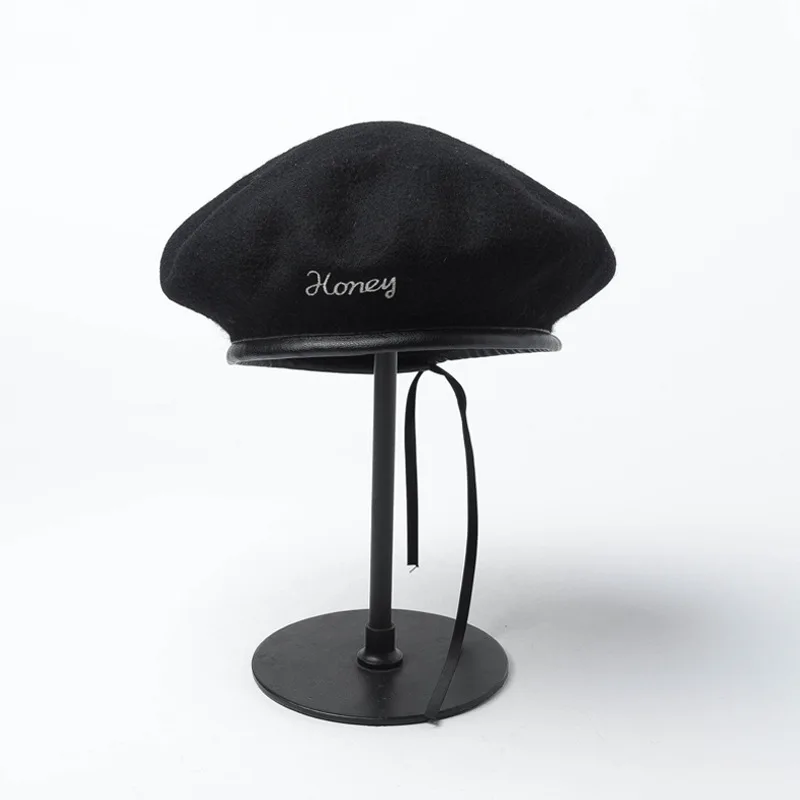 Autumn Winter Hat Women Letter Honey Embroidery Beret Female With Pu Leather Brim Adjust Wool Beret Painter Hat Flat Cap 
Autumn Winter Hat Women Letter Honey Embroidery Beret Female With Pu Leather Brim Adjust Wool Beret Painter Hat Flat Cap
