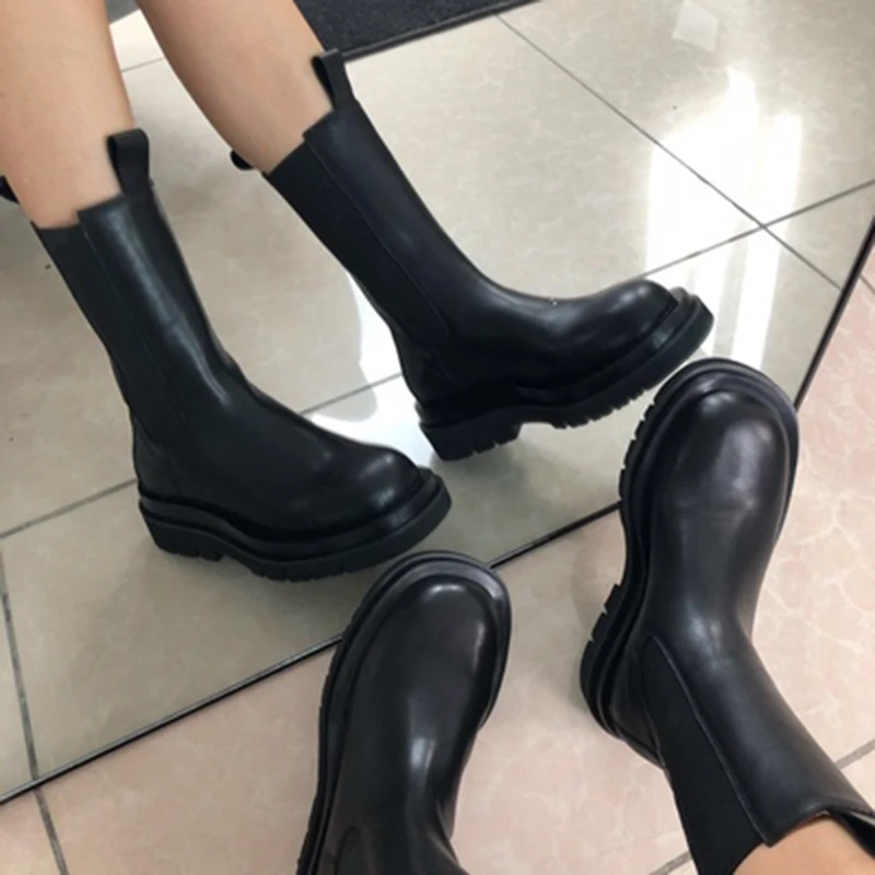 2019 Chic Design Ankle Boots Women Round Toe Black Cow Leather Wave Decor Thick Bottom Flat Boots Ladies Fashion Martin Boots
2019 Chic Design Ankle Boots Women Round Toe Black Cow Leather Wave Decor Thick Bottom Flat Boots Ladies Fashion Martin Boots