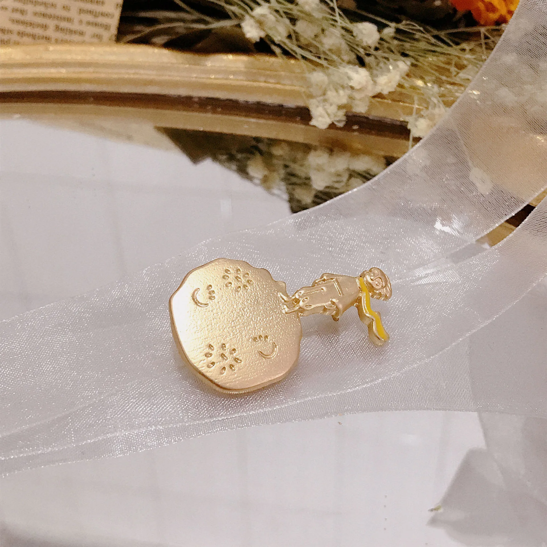 Винтажная металлическая брошь золотого цвета с изображением Маленького принца