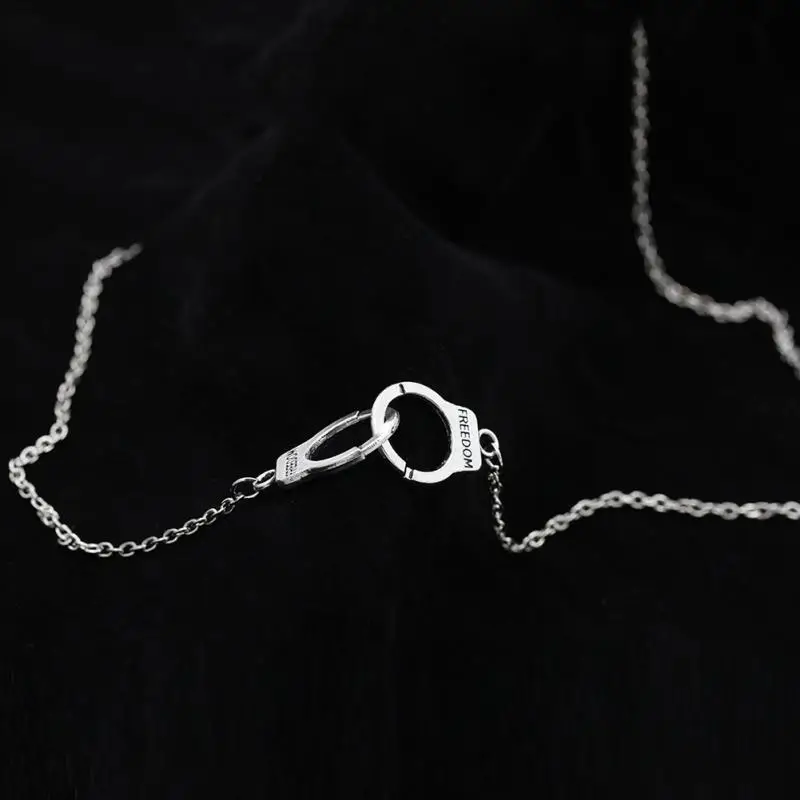 Bonne qualite voiture pendentif mode menottes collier alliage anniversaire cadeau voiture ornement Auto produit voiture
Bonne qualite voiture pendentif mode menottes collier alliage anniversaire cadeau voiture ornement Auto produit voiture