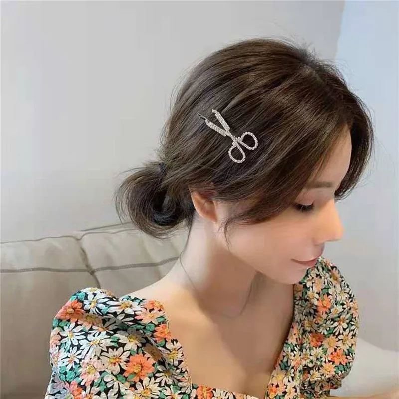 2021 New Metal Creative Hair clips For Girls Scissors shape Cute Side Bangs Hairgrip Korean Fashion Rhinestone Kawaii Accessorie
2021 New Metal Creative Hair clips For Girls Scissors shape Cute Side Bangs Hairgrip Korean Fashion Rhinestone Kawaii Accessorie