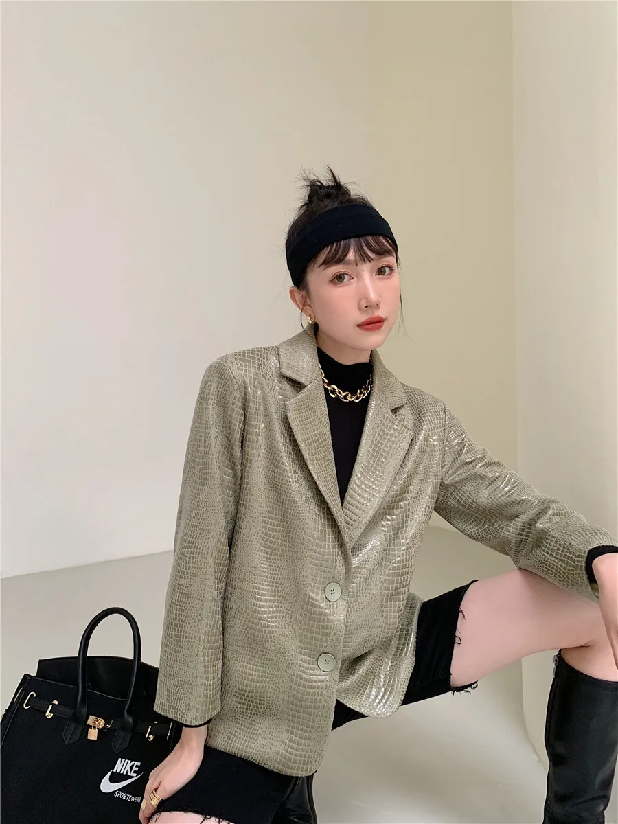 Europe style fashion fried street suit jacket female spring and autumn 2021 loose and thin high-quality temperament casual suit
Europe style fashion fried street suit jacket female spring and autumn 2021 loose and thin high-quality temperament casual suit
