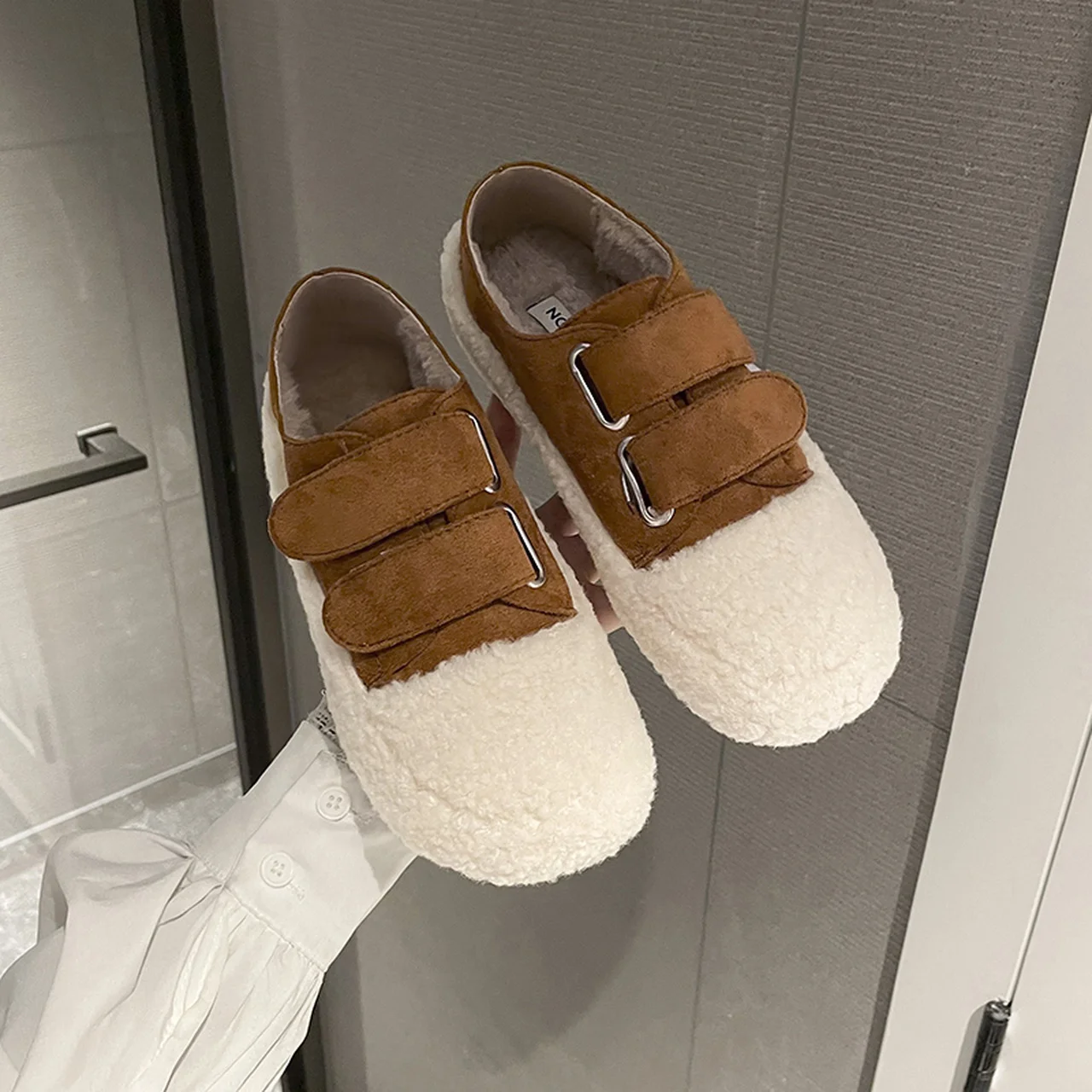 Women's flat shoes short plush cotton shoes 2022 fall/winter casual shallow mouth loafers black yellow Zapatillas Mujer
Women's flat shoes short plush cotton shoes 2022 fall/winter casual shallow mouth loafers black yellow Zapatillas Mujer