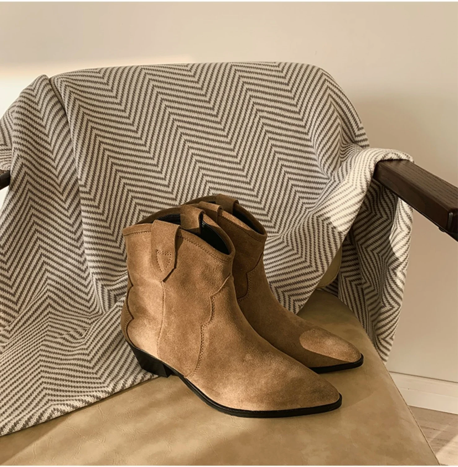 Модные женские ботильоны из коровьей замши, коричневые, C53
Модные женские ботильоны из коровьей замши, коричневые, C53