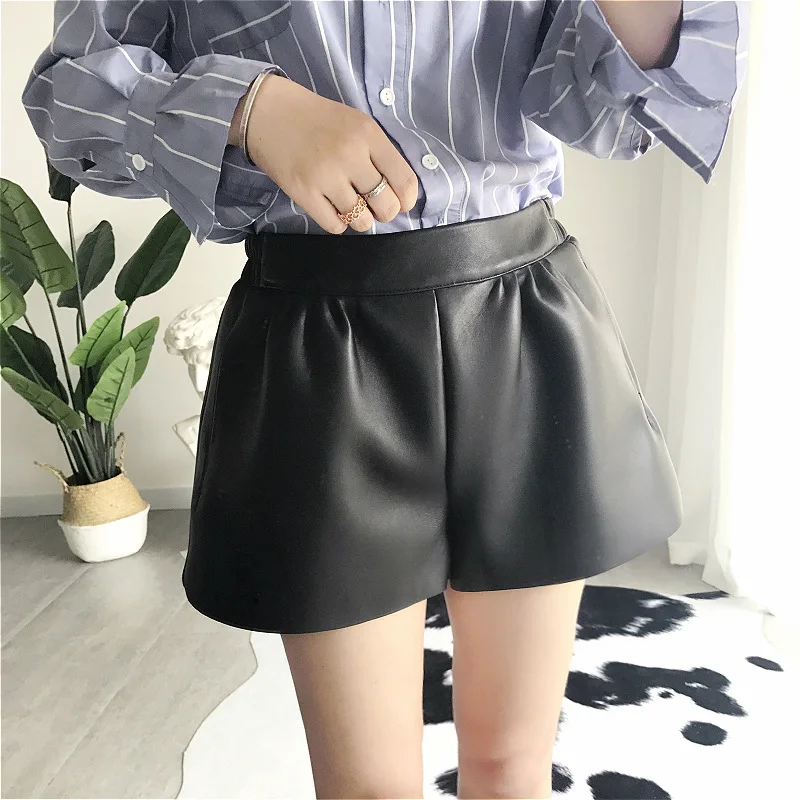 Leather shorts women fall / winter 2021 new Haining sheepskin high waist slim bag hip Joker boots pants wide leg shorts.
Leather shorts women fall / winter 2021 new Haining sheepskin high waist slim bag hip Joker boots pants wide leg shorts.