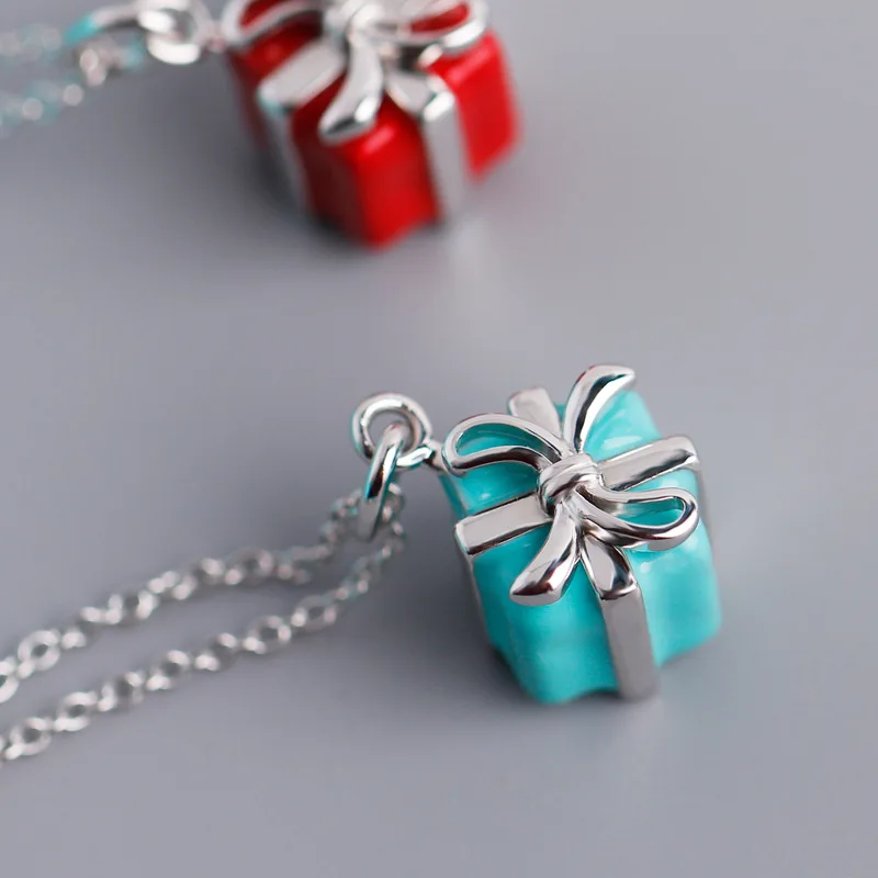 European and American new blue enamel gift box pendant necklace s925 sterling silver necklace female box pendant necklace 
European and American new blue enamel gift box pendant necklace s925 sterling silver necklace female box pendant necklace