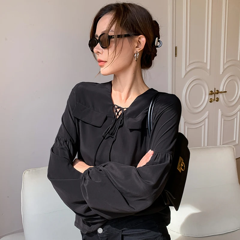 TWOTWINSTYLE Patchwork Rope Blouse Shirts For Female V Neck Lantern Long Sleeve Loose Solid Color Women's Vintage Shirt New
TWOTWINSTYLE Patchwork Rope Blouse Shirts For Female V Neck Lantern Long Sleeve Loose Solid Color Women's Vintage Shirt New