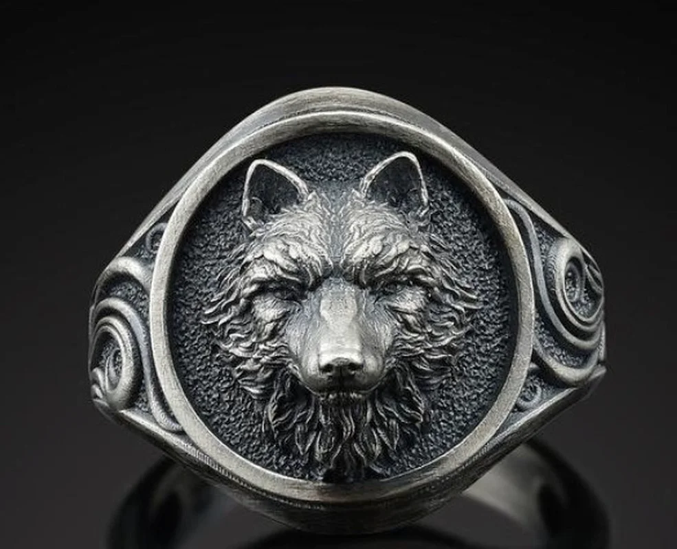 

2023 Trend Elegant Silver Domineering Retro Wolf Totem Men's Ring Male Ring Cool Stuff Gothic Accessoriesmens Jewellery Wedding