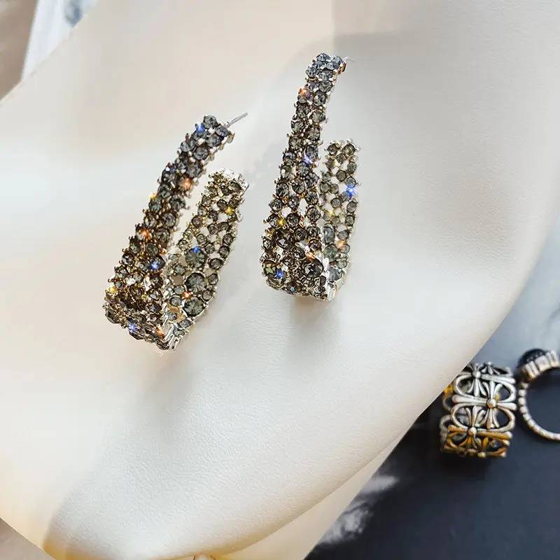 New style show face small high-end atmosphere decoration fashion women temperament personality exaggerated earrings women 
New style show face small high-end atmosphere decoration fashion women temperament personality exaggerated earrings women