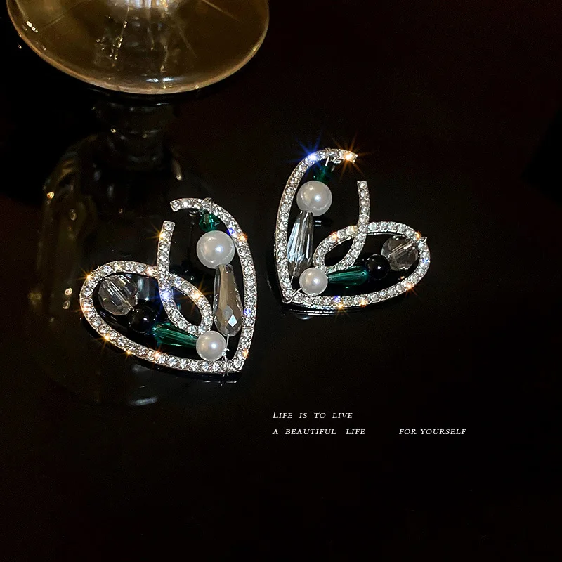 European And American Design 925 Silver Needle Diamond Crystal Pearl Love Advanced Temperament Sweet Cool Earrings
European And American Design 925 Silver Needle Diamond Crystal Pearl Love Advanced Temperament Sweet Cool Earrings
