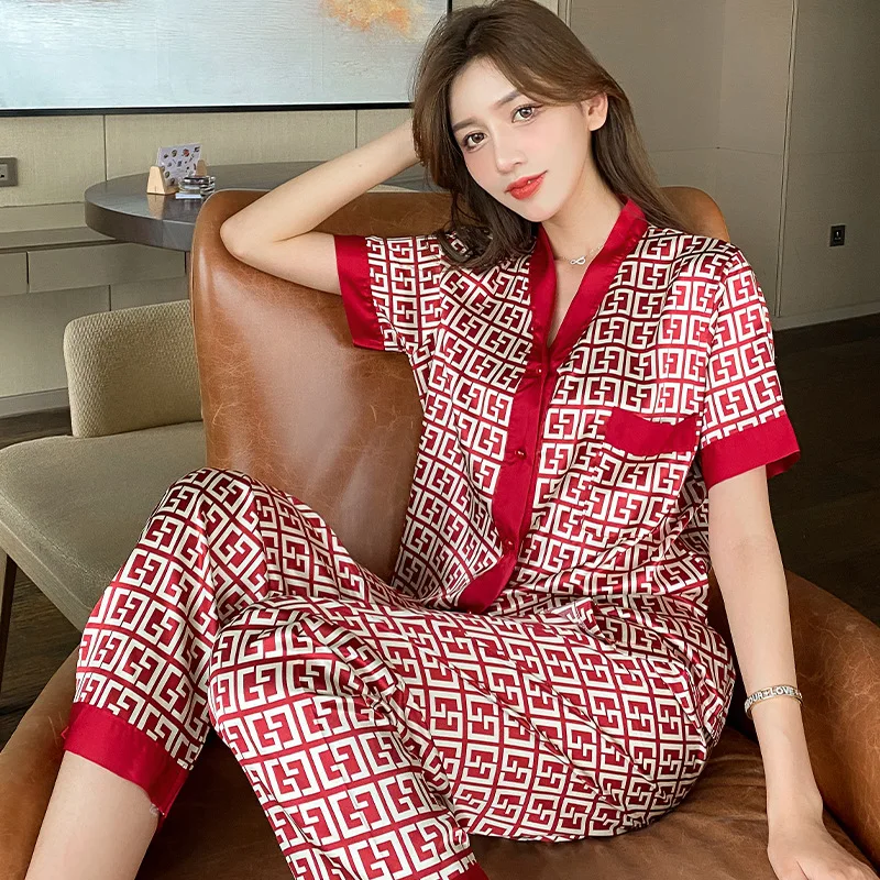 Women Satin Pajamas V Neck Design Luxury Patterned Silk Like Nightwear Set Short Sleeve Top and Long Pants Ladies Homewear
Women Satin Pajamas V Neck Design Luxury Patterned Silk Like Nightwear Set Short Sleeve Top and Long Pants Ladies Homewear