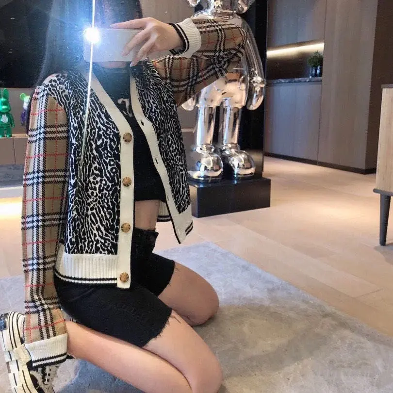 High Quality Retro Leopard Print Color Matching Knitted Cardigan with New Style and Korean Style Long Sleeve Sweater
High Quality Retro Leopard Print Color Matching Knitted Cardigan with New Style and Korean Style Long Sleeve Sweater