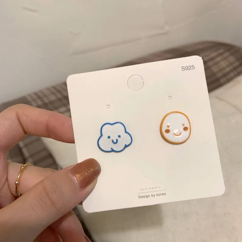 2021 New Arrivals Temperament Cartoon Smiling Cloud Shaped Stud Earrings Small Asymmetrical Earrings Cute Girl Jewelry Gifts
2021 New Arrivals Temperament Cartoon Smiling Cloud Shaped Stud Earrings Small Asymmetrical Earrings Cute Girl Jewelry Gifts