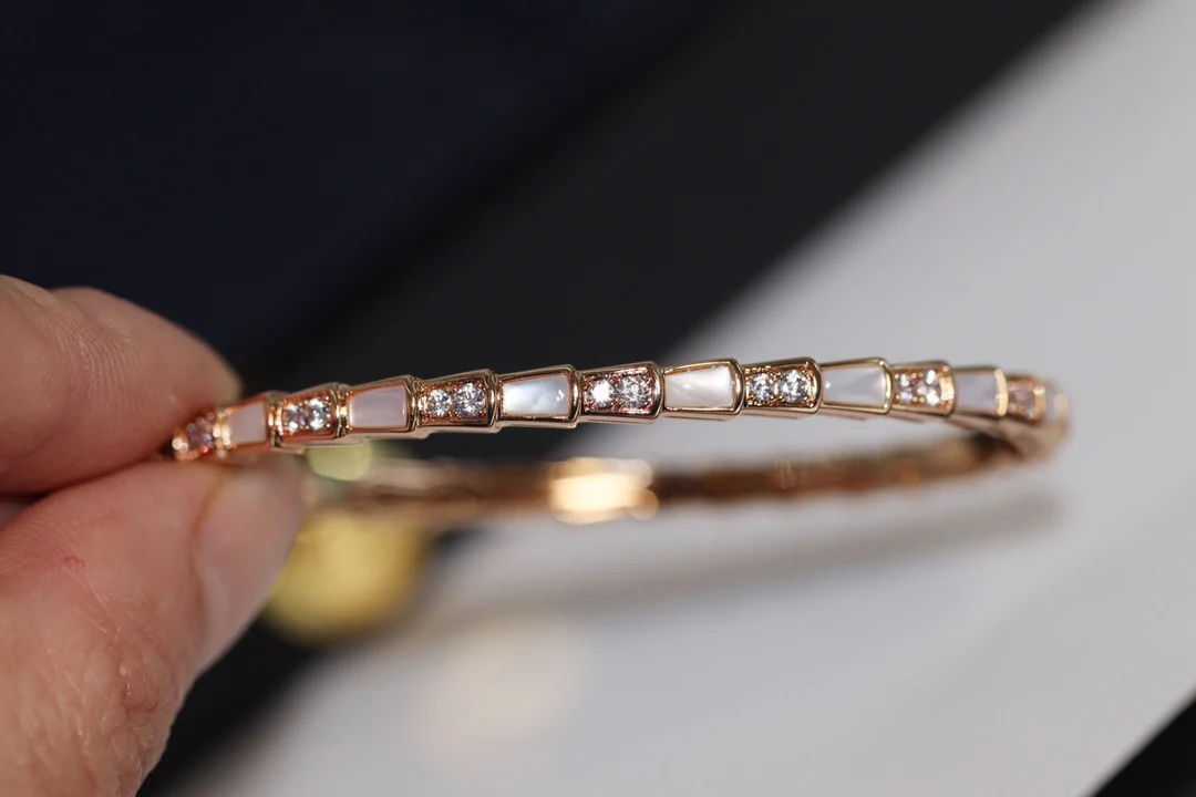 1:1 925 sterling silver white mother-of-pearl snake bone bracelet, full of seduction and charming sensibility 
1:1 925 sterling silver white mother-of-pearl snake bone bracelet, full of seduction and charming sensibility