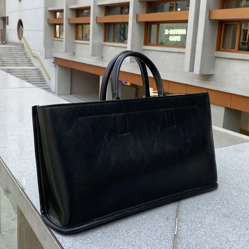2021 Autumn New Brand Leather Handbag Large Capacity Black Casual Small Square Bag Simple Tote Bag Top-Handle
2021 Autumn New Brand Leather Handbag Large Capacity Black Casual Small Square Bag Simple Tote Bag Top-Handle