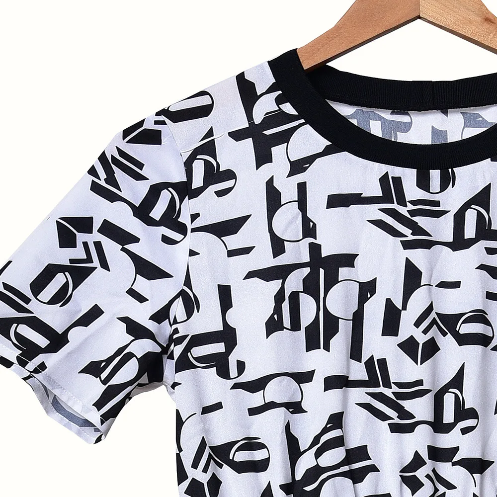 2020 Spring and Summer New Print Design Pleated Long Short Sleeve Dress
2020 Spring and Summer New Print Design Pleated Long Short Sleeve Dress