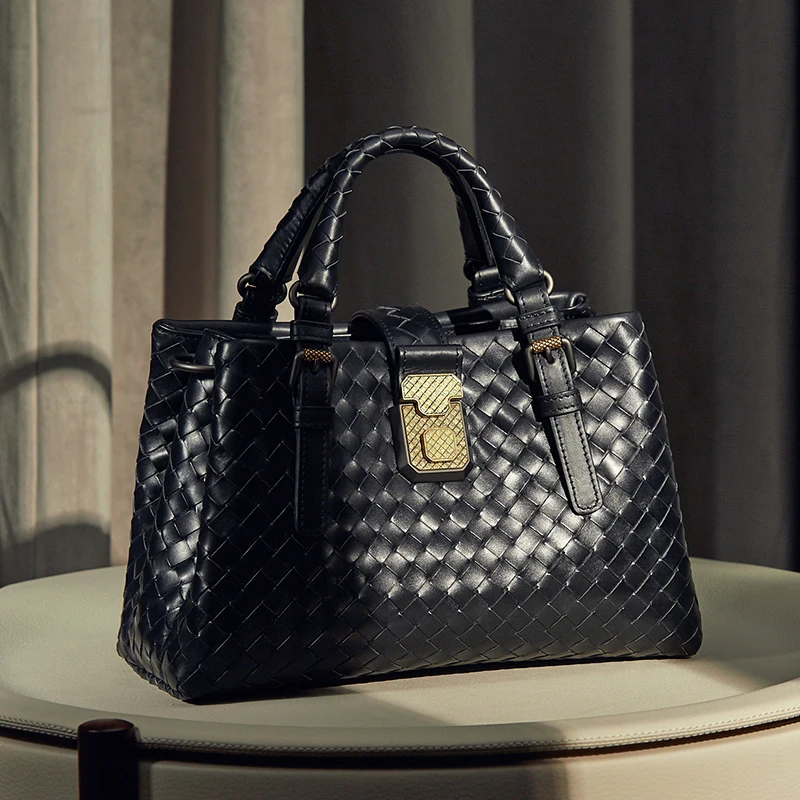 Luxury Brand Genuine Leather Hand-Woven Large Capacity Rome Bag Business Fashion Handbag Simple Versatile Crossbody Bag 2021 hot
Luxury Brand Genuine Leather Hand-Woven Large Capacity Rome Bag Business Fashion Handbag Simple Versatile Crossbody Bag 2021 hot
