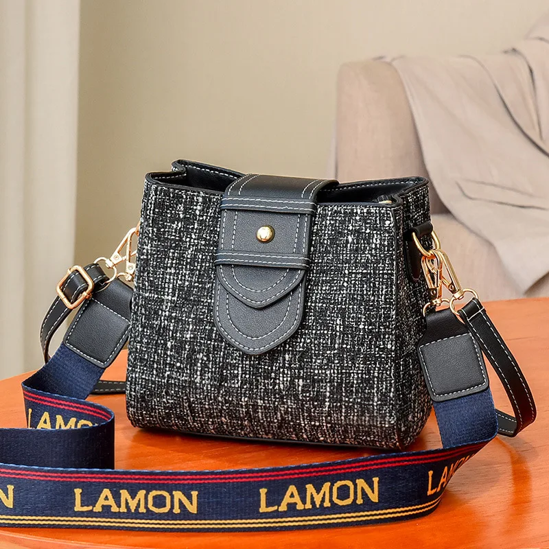 2021 Luxury Brand Lady Messenger Bag New Bucket Bag Simple Retro Shoulder Bags Personality Purses High-quality Leather Women Bag
2021 Luxury Brand Lady Messenger Bag New Bucket Bag Simple Retro Shoulder Bags Personality Purses High-quality Leather Women Bag