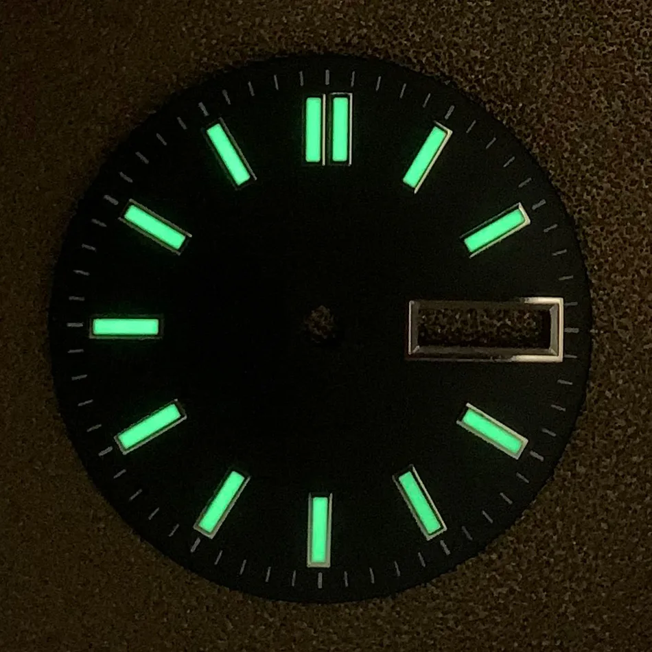 Watch dial NH36 automatic movement 28.5mm green luminous dual time window modification SKX
Watch dial NH36 automatic movement 28.5mm green luminous dual time window modification SKX