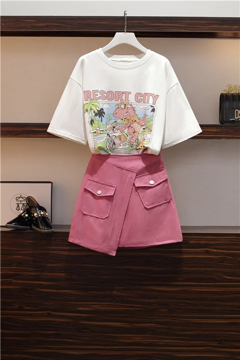 Summer 2020 loose cartoon design T-shirt short skirts pants suit two-piece big yards print sweatshirt pink pocket skirt set
Summer 2020 loose cartoon design T-shirt short skirts pants suit two-piece big yards print sweatshirt pink pocket skirt set