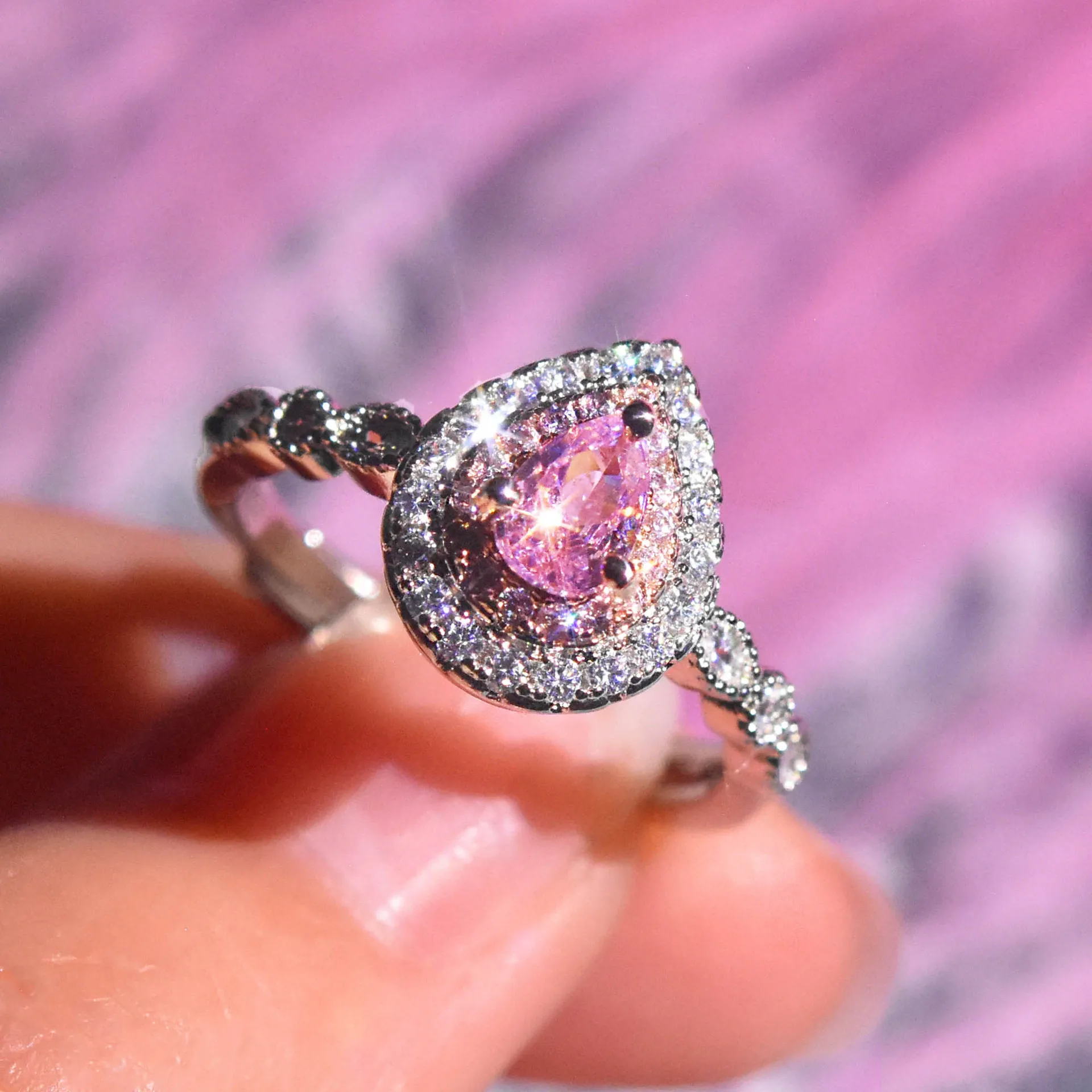 Foydjew PT950 Platinum Plated High Quality Pink Simulation Moissanite Diamond Water Drop Rings Princess Zircon Female Ring
Foydjew PT950 Platinum Plated High Quality Pink Simulation Moissanite Diamond Water Drop Rings Princess Zircon Female Ring