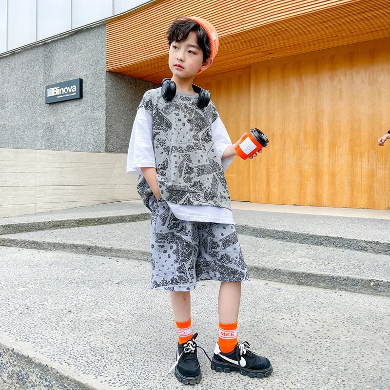 2021 children's clothing male totem pattern casual loose short-sleeved shorts summer splicing two-piece suit 
2021 children's clothing male totem pattern casual loose short-sleeved shorts summer splicing two-piece suit
