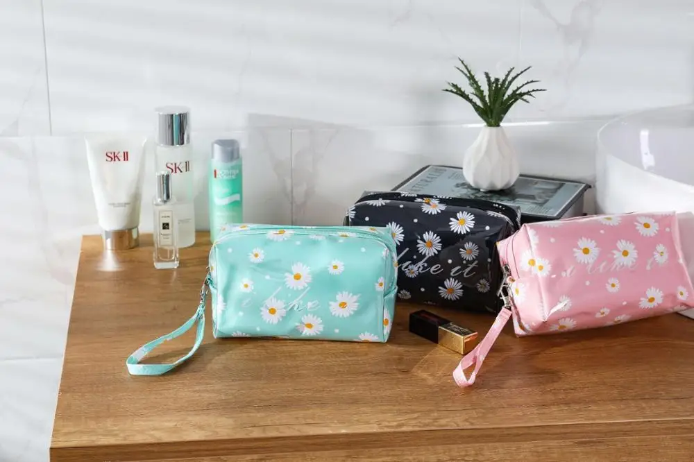 The Newest Cute Korea Style Daisy Print Cosmetic Bag Small Women Portable PVC Waterproof Multi-function Make Up Bag 
The Newest Cute Korea Style Daisy Print Cosmetic Bag Small Women Portable PVC Waterproof Multi-function Make Up Bag