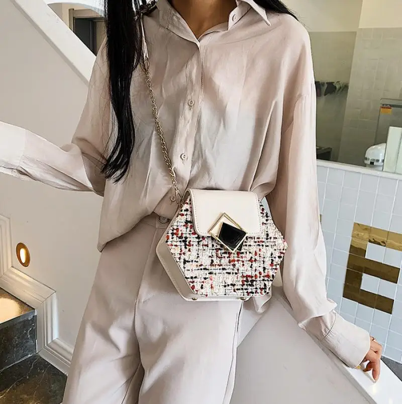 Fashion Pentagon Leather Crossbody Bag Trendy Party Shoulder Pouch Fashion Contrast Color Plaid Day Pouch Elegant Women Purse
Fashion Pentagon Leather Crossbody Bag Trendy Party Shoulder Pouch Fashion Contrast Color Plaid Day Pouch Elegant Women Purse